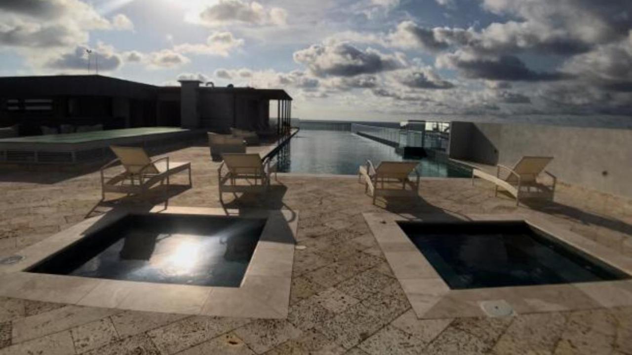 Con Piscina Familias En Cielo Mar *