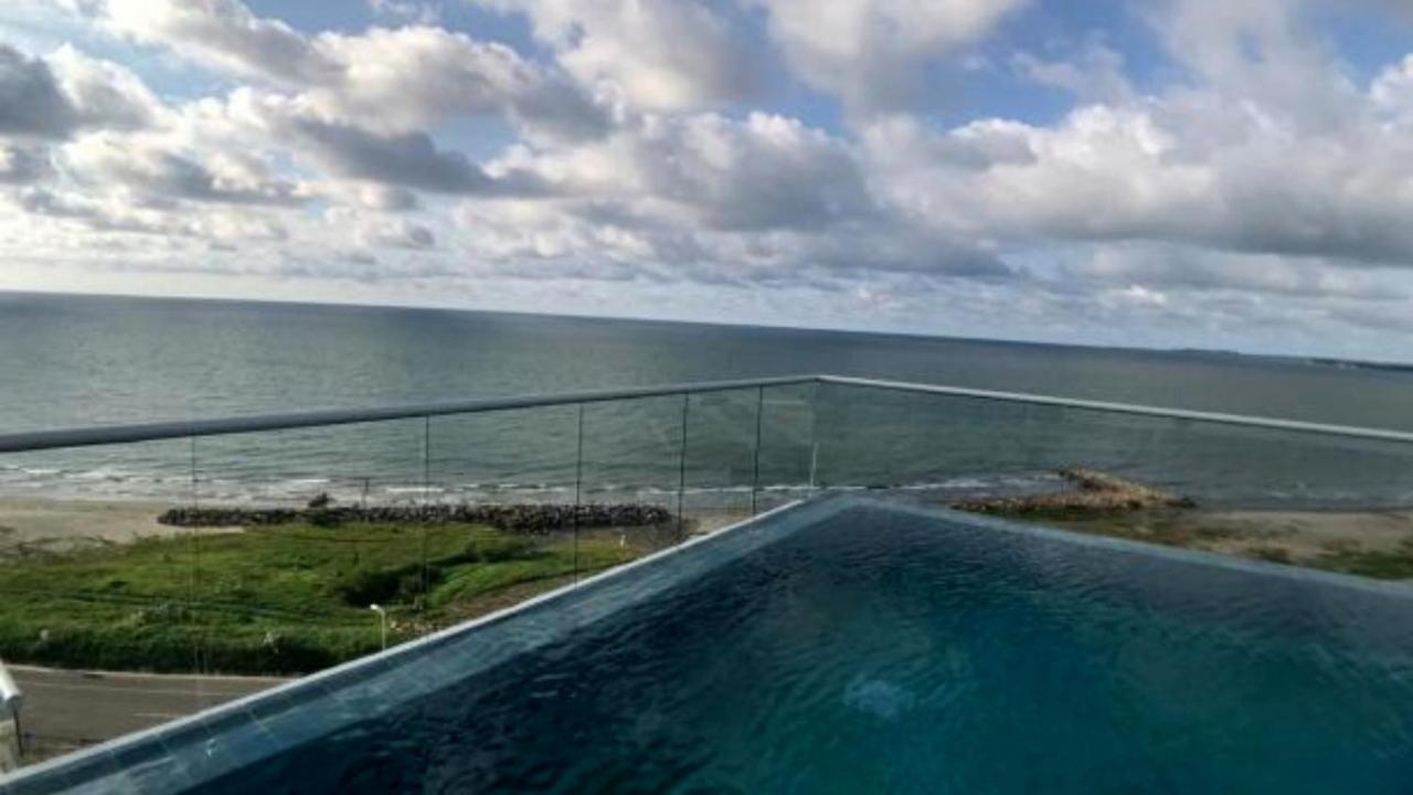 Con Piscina Familias En Cielo Mar *